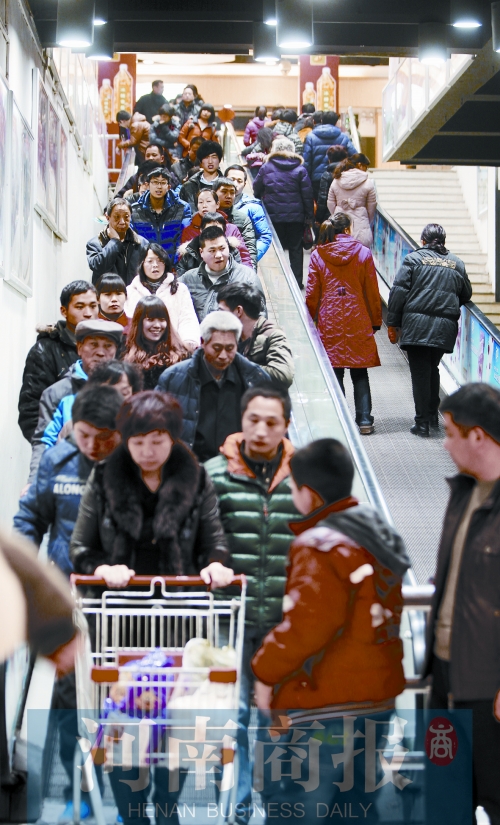 春節(jié)期間，鄭州各商超人流如織