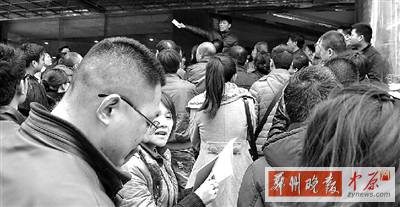 昨日下午，擁擠的排號(hào)人群。