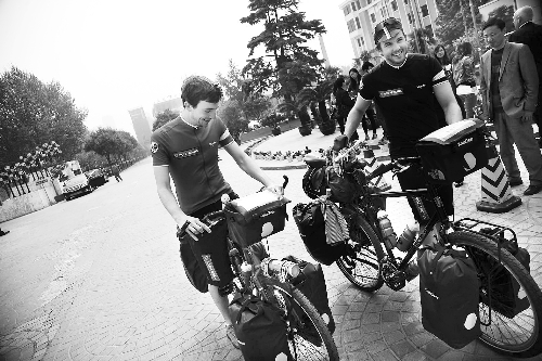 他們說，希望唇腭裂患兒能開口微笑 邱曉峰/圖