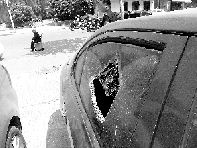 有個(gè)人晃了一圈后，寶馬、現(xiàn)代、越野的車窗都“長”出大窟窿