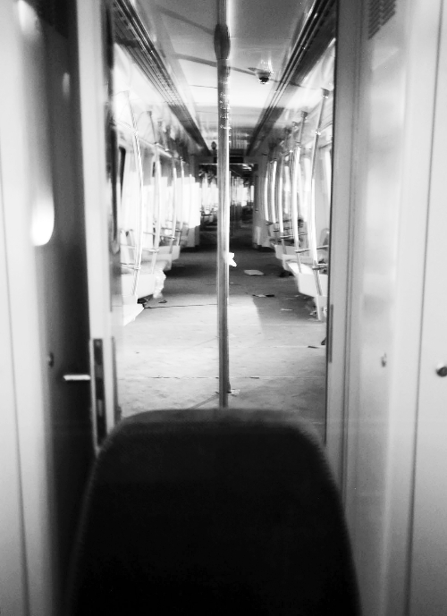 透過擋風(fēng)玻璃，依稀能看到車廂內(nèi)的樣子