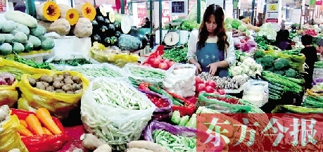 　　隨著氣溫升高，蔬菜供應(yīng)量增加，近期我省菜價(jià)呈現(xiàn)穩(wěn)中下降趨勢