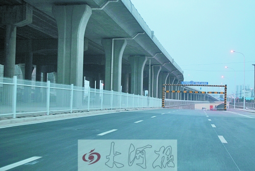 下穿隧道限高3米，不影響公交車通行。