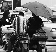 昨日，鄭州市鄭州花園路與農(nóng)業(yè)路交叉口，電動車裝傘埋下安全隱患