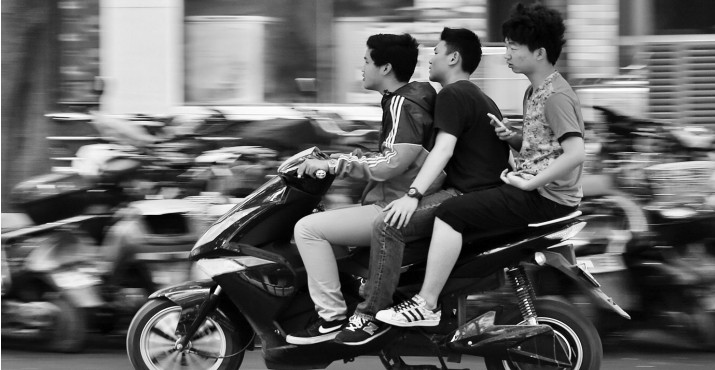 昨日，鄭州經(jīng)五路與豐產(chǎn)路交叉口電動車超載