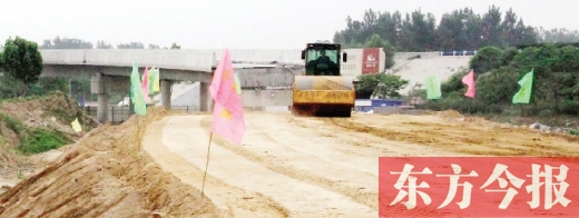 　昨日，正在施工中的鄭州市文化路與連霍高速互通式立交