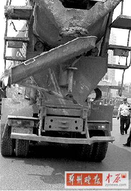 　當(dāng)時，老人就倒在水泥罐車的右后輪邊