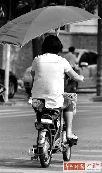 帶傘的電動(dòng)車(chē)隨處可見(jiàn)