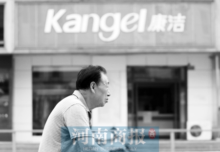 　這一切，將會(huì)給康潔公司、加盟商，乃至鄭州洗衣行業(yè)，帶來(lái)什么？ 記者 趙卓/攝