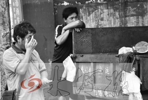 　拿著錢，陳小立感動得哭了。