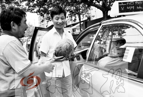 　　的哥將一天的運營收入捐給陳小立，陳小立送瓜感謝。