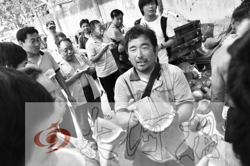 為了表示感謝，陳小立切西瓜分給大家吃。