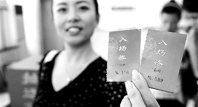 本報記者抽出的兩名消費(fèi)者代表。