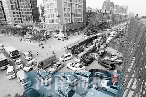 路口四個(gè)方向直行、左轉(zhuǎn)交織，車(chē)輛相互抵頭，無(wú)法正常通行