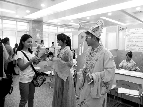 招聘會(huì)上，企業(yè)玩起行為藝術(shù)。