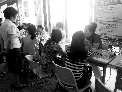 招聘會(huì)，導(dǎo)師團(tuán)正與大學(xué)生面對(duì)面交談。