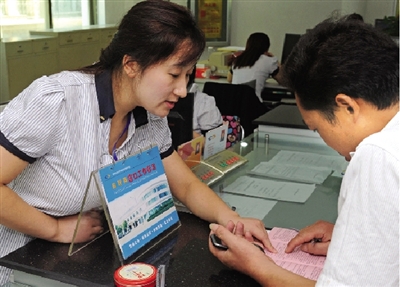 一位男士在金水區(qū)房管局辦事窗口詢問(wèn)公租房申請(qǐng)手續(xù)如何辦理。
