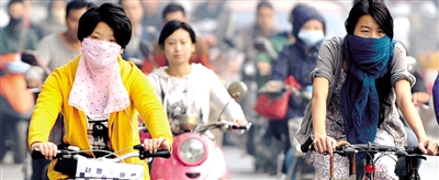 10月8日，鄭州市民遮擋口鼻騎行。 新華社發(fā)
