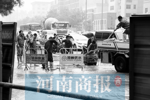 工作人員正在搶修，預(yù)計(jì)今晚能恢復(fù)供水