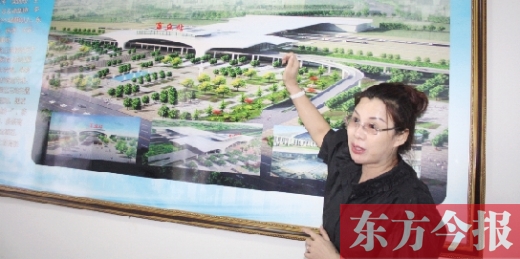 梁園區(qū)高鐵建設(shè)指揮部常務(wù)副指揮長、梁園區(qū)委副書記杜麗亞向記者介紹高鐵站效果圖