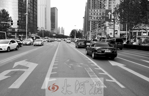 這條畫有多條短斜線的車道就是可變車道，視車流量大小而定，直行車輛多時它是一個直行車道，左轉(zhuǎn)車輛多時它