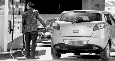 昨天晚上，淮河路一加油站，司機(jī)一邊為汽車加油，一邊緊盯跳動(dòng)的計(jì)量表。