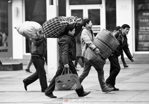 鄭州火車站廣場，行色匆匆的趕路人。