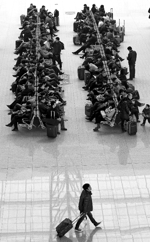 鄭州東站候車室，一些乘客在候車。