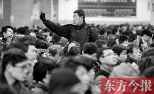 一場(chǎng)雨夾雪讓鄭州火車站的客流又增加了不少。昨天，售票大廳內(nèi)排隊(duì)購(gòu)票的旅客摩肩接踵