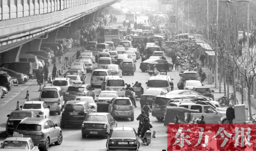 鄭大一附院北門的馬路被非機(jī)動(dòng)車占去一條車道，這里也極易造成交通擁堵