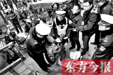 面對(duì)要暫扣的非機(jī)動(dòng)車，看車人急了