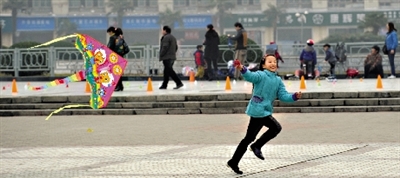 昨日,省會(huì)天氣晴好,春意盎然。上午,在綠城廣場(chǎng),一個(gè)小女孩在快樂(lè)地放風(fēng)箏。