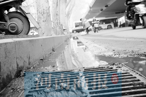 現(xiàn)場，污水流到了機動車道上