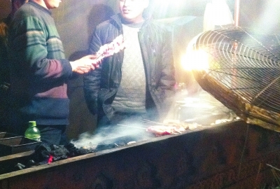 露天燒烤整夜煙熏火燎，路邊居民苦不堪言。