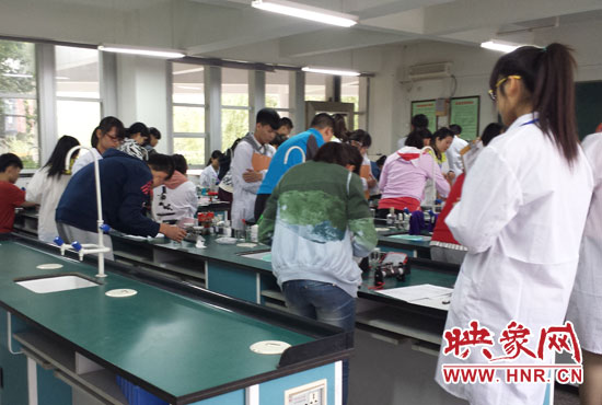 考試采用“一對(duì)一”的監(jiān)考方式。