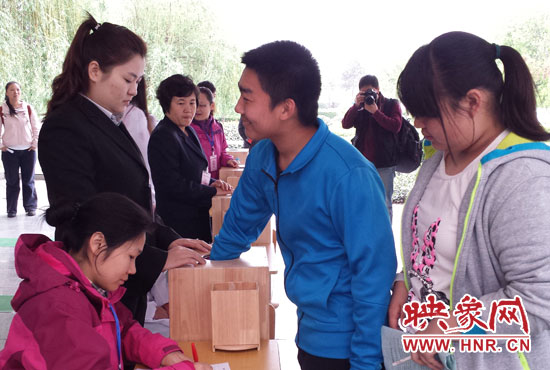 考生本人抽簽決定座號(hào)。