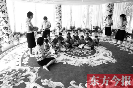 鄭州一幼兒園里的孩子在老師的帶領(lǐng)下讀《論語》。