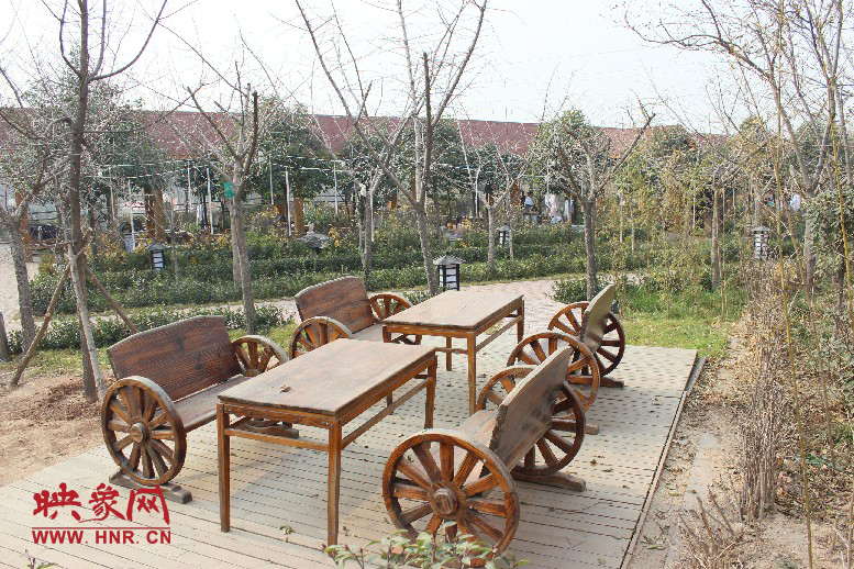 四五成群在這打牌，也是很有味道的一件事