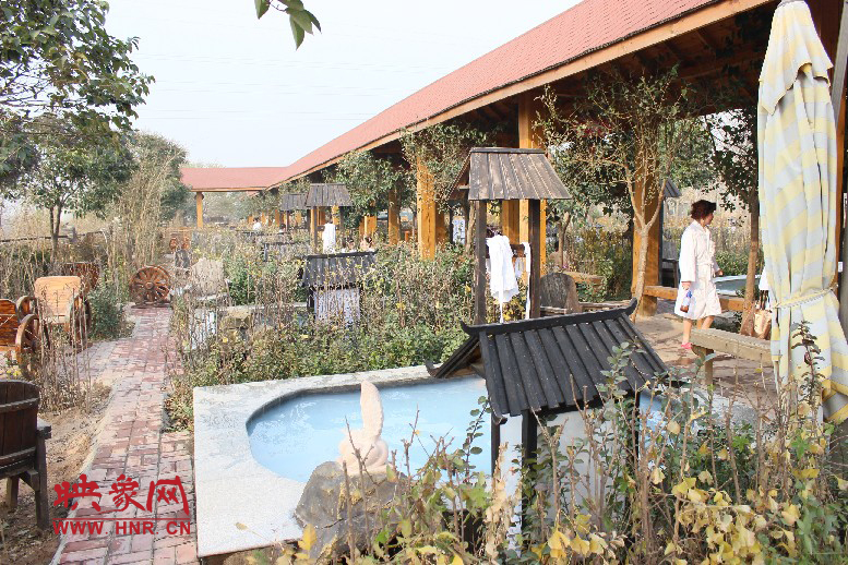 各種小溫泉池，溫度有高有低，每個池用料不同有各種功效