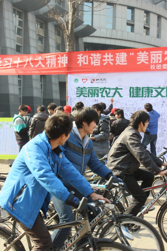 活動(dòng)現(xiàn)場(chǎng)人流涌動(dòng)，過路人群駐足觀看