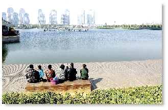 昨天中午，如意湖畔，在這樣的天氣曬太陽是一種享受。 記者 馬健 圖