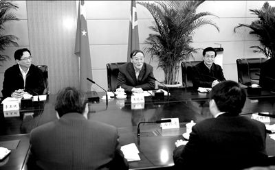 11月30日，中共中央政治局常委、中央紀(jì)委書記王岐山在北京主持召開座談會，聽取專家學(xué)者對黨風(fēng)廉政建設(shè)和反腐敗工作的意見和建議。新華社發(fā)