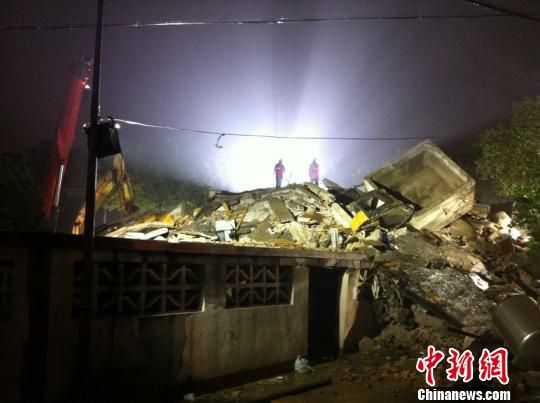 六層民房倒塌現(xiàn)場。何蔣勇　攝