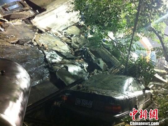 六層民房倒塌現(xiàn)場。何蔣勇　攝