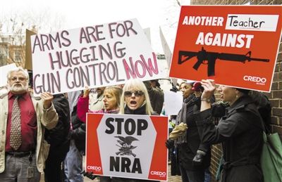 12月17日，華盛頓，示威者來(lái)到美國(guó)“全國(guó)槍支協(xié)會(huì)”在國(guó)會(huì)的說(shuō)客辦公室表達(dá)控制槍支的訴求。