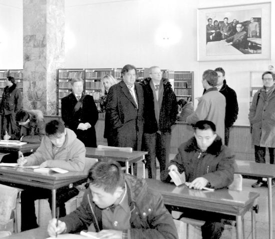 谷歌執(zhí)行董事長(zhǎng)施密特和前新墨西哥州州長(zhǎng)理查森參觀(guān)