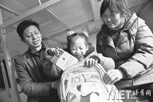 這是范勇一家在北京過得第二個春節(jié)，小女兒給記者展示習(xí)總書記送的書。