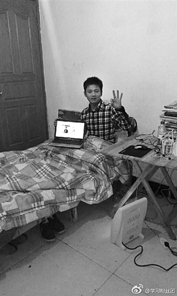 張洪銘在微博上發(fā)了張照片。照片顯示，他居住的屋子主要有一床一桌，寒冬里以電暖器取暖。