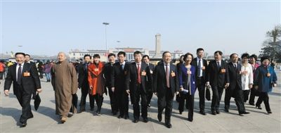 昨日，中國人民政治協(xié)商會議第十二屆全國委員會第一次會議在北京人民大會堂開幕。這是全國政協(xié)委員走向人民大會堂。新華社記者 陳樹根 攝