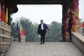 2008年10月30日清晨，吳仁寶在村中散步時從華西金塔門前走過。圖/新華社